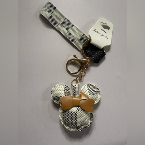 Fashion Jewelry Accessories - Ⓜ️Mouse Head Purse Charm Keychain w/White Checkered Design & Tan Accent Bow NWOT